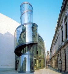 Exemplo de aplicação de vidros curvos da Vidreira de Mirandela na fachada de um edifício