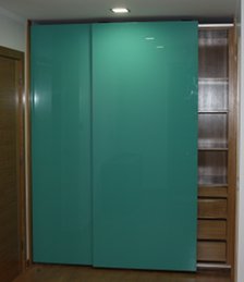Exemplo de aplicação de vidros lacados da Vidreira de Mirandela em porta de roupeiro