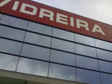 Vidros coloridas na fachada das instalações da Vidreira de Mirandela